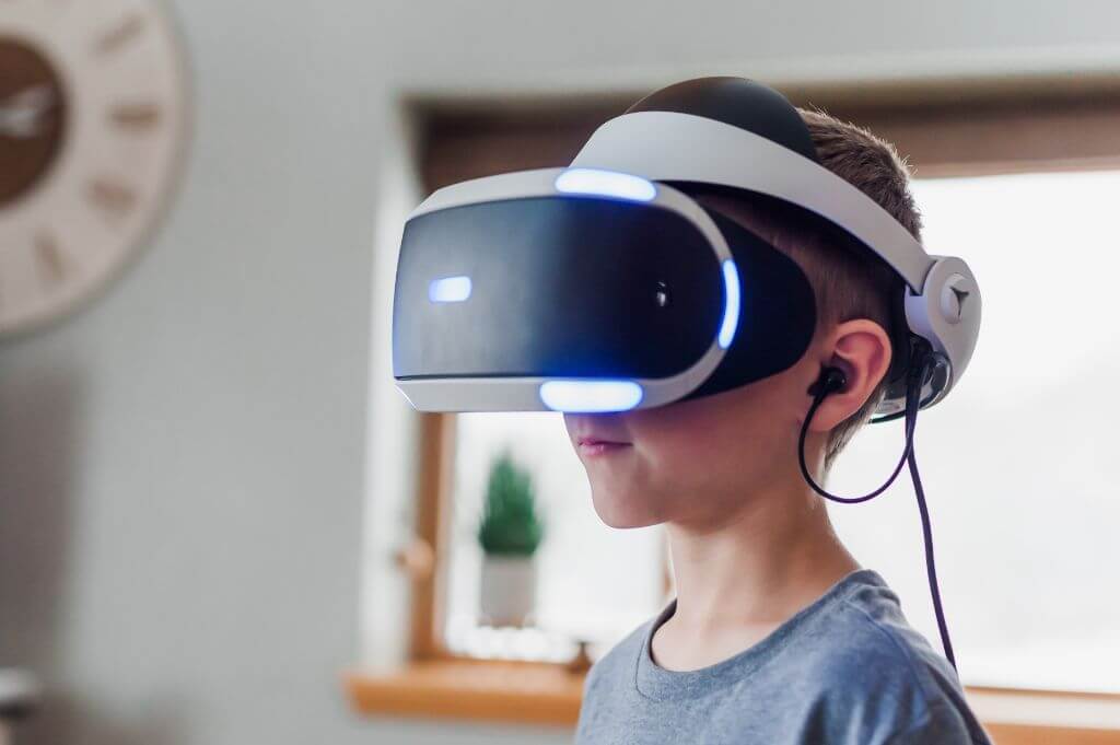 VR(Virtual Reality)のゴーグルを着けた男の子